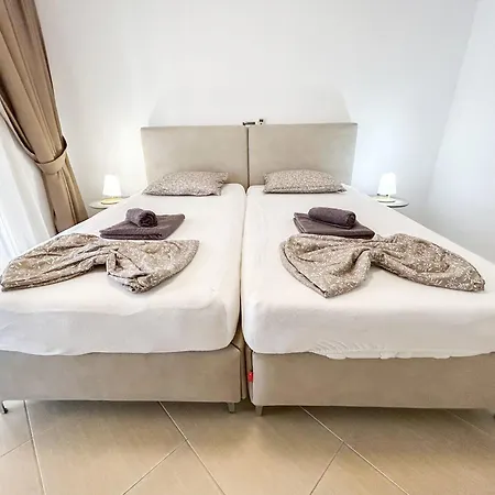 イン Location, Two Bedrooms 973
