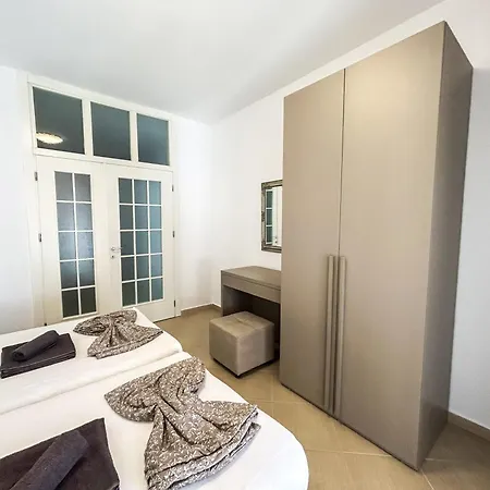 イン Location, Two Bedrooms 973 *